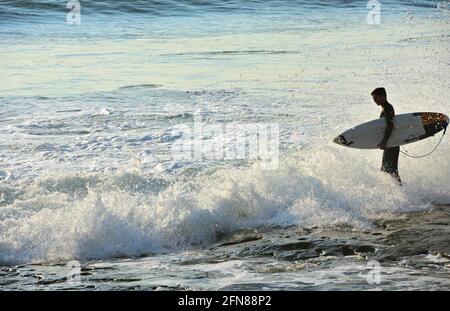 Malerische Küste mit einem Surfer an der Küste von Imperial Beach in San Diego, Kalifornien, USA. Stockfoto