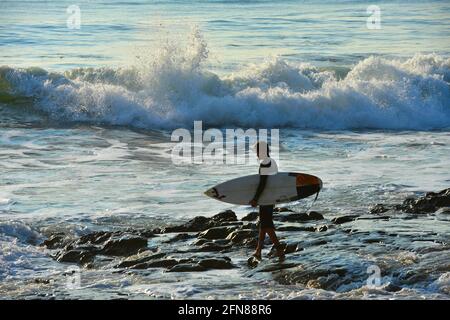 Malerische Küste mit einem Surfer an der Küste von Imperial Beach in San Diego, Kalifornien, USA. Stockfoto
