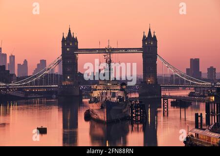 Blick auf die Tower Bridge und die Wolkenkratzer. Städtische Skyline von London bei Morgenlicht, Großbritannien.