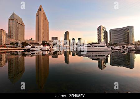 Malerische Sonnenaufgangslandschaft mit Blick auf das Marriott Marquis und das Manchester Grand Hyatt Hotel vom San Diego Embarcadero Marina Park aus gesehen. Stockfoto