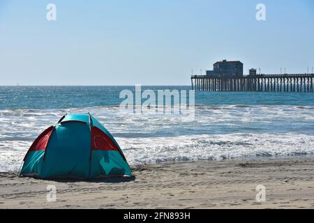 Malerische Küste mit Panoramablick auf ein Strandzeltzelt mit Blick auf den Oceanside Beach Pier in San Diego, Kalifornien, USA. Stockfoto