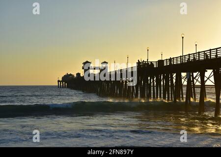 Sonnenuntergangs-Seeseite mit Panoramablick auf den Oceanside Beach Pier in San Diego Südkalifornien, USA. Stockfoto