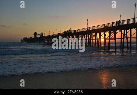 Sonnenuntergangs-Seeseite mit Panoramablick auf den Oceanside Beach Pier in San Diego Südkalifornien, USA. Stockfoto
