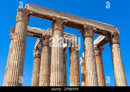 Antiker Tempel des olympischen Zeus, Athen, Griechenland. Korinthische Säulen sind Überreste des klassischen griechischen Gebäudes. Dieses alte Denkmal ist das berühmte Wahrzeichen VON A Stockfoto