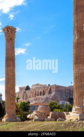 Zeus-Tempel mit Blick auf die Akropolis, Athen, Griechenland. Dieses Hotel ist das Wahrzeichen Athens. Vertikale Ansicht der antiken griechischen Ruinen im Stadtzentrum von Athen. C Stockfoto