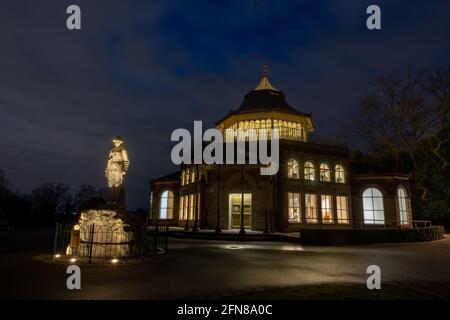 Boer war Memorial und Pavillion Cafe in Mesnes Park, Wigan, bei Nacht. Stockfoto