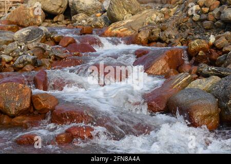 Himalayan Wild Mountain River und riesige Felsbrocken . Stockfoto