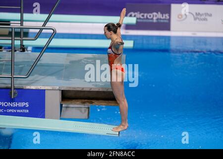 BUDAPEST, UNGARN - 15. MAI: Inge Jansen aus den Niederlanden startet im 3M-Sprungbrett für Frauen während der len-Europameisterschaft im Wasserspringen in der Duna Arena am 15. Mai 2021 in Budapest, Ungarn (Foto: Andre Weening/Orange Picles) Stockfoto