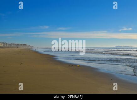 Seascape mit Panoramablick auf die sandige Küste von Imperial Beach in San Diego, Kalifornien, USA. Stockfoto