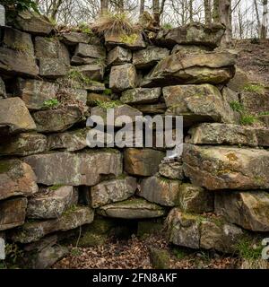 Ein gefundener Geocache-Container, der in einer Wand in Wigan, Greater Manchester, versteckt ist. Stockfoto