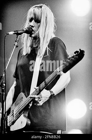 Kim Gordon, Bassist und Sänger der amerikanischen Band Sonic Youth, bei einem Auftritt im Hamburger Club Docks. 19.11.1992 - Christoph Keller Stockfoto