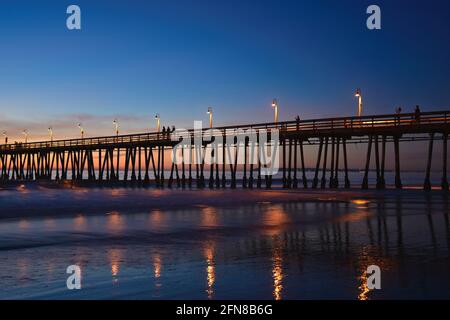 Blue Hour Sonnenuntergang Seesicht mit Panoramablick auf Imperial Beach Pier in San Diego, Kalifornien, USA. Stockfoto