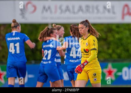 ZWOLLE, NIEDERLANDE - MAI 14: Pec Zwolle vrouwen komt op 1-0 dankzij Jill Diekman von PEC Zwolle. Torhüter Isa Pothof von Excelsior Baalt. Während der Stockfoto