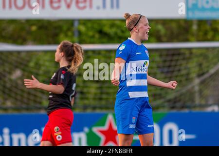 ZWOLLE, NIEDERLANDE - 14. MAI: Jill Diekman von PEC Zwolle zet Zwolle op 1:0. Während des Dutch Womens Eredivisie-Matches zwischen PEC Zwolle und Excelsior Stockfoto