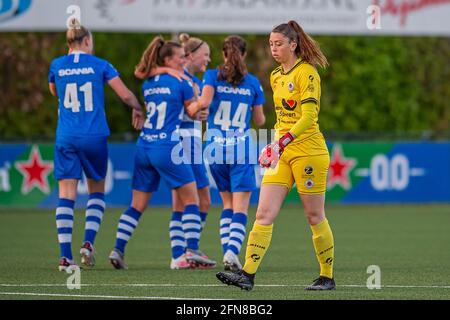 ZWOLLE, NIEDERLANDE - MAI 14: Pec Zwolle vrouwen komt op 1-0 dankzij Jill Diekman von PEC Zwolle. Torhüter Isa Pothof von Excelsior Baalt. Während der Stockfoto