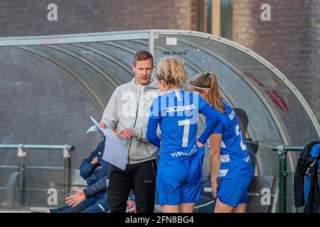 ZWOLLE, NIEDERLANDE - MAI 14: Cheftrainer Joran Pot von PEC Zwolle beim Dutch Womens Eredivisie-Spiel zwischen PEC Zwolle und Excelsior auf Sportpar Stockfoto