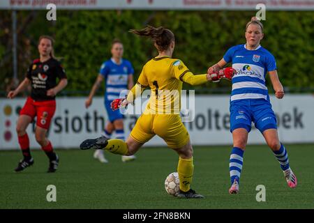 ZWOLLE, NIEDERLANDE - MAI 14: Torhüterin Isa Pothof von Excelsior Jill Diekman von PEC Zwolle während des niederländischen Womens Eredivisie-Spiels zwischen PEC Zwoll Stockfoto