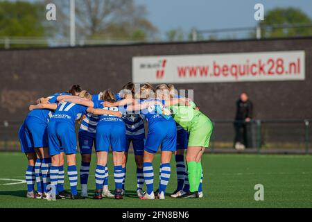 ZWOLLE, NIEDERLANDE - MAI 14: Die Spieler von PEC Zwolle treffen sich beim Dutch Womens Eredivisie-Spiel zwischen PEC Zwolle und Excelsior bei Sp Stockfoto