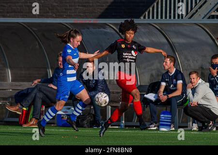 ZWOLLE, NIEDERLANDE - MAI 14: Moisa van Koot von PEC Zwolle, Naomi Pique von Excelsior während des Dutch Womens Eredivisie-Spiels zwischen PEC Zwolle und E Stockfoto