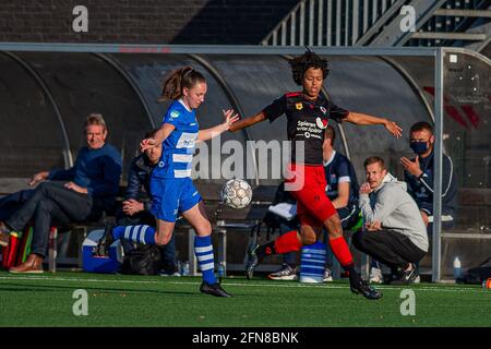 ZWOLLE, NIEDERLANDE - MAI 14: Moisa van Koot von PEC Zwolle, Naomi Pique von Excelsior während des Dutch Womens Eredivisie-Spiels zwischen PEC Zwolle und E Stockfoto