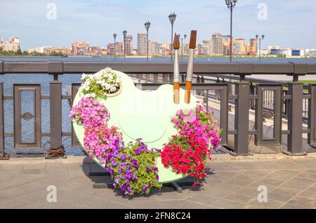 Die Palette mit Blumen anstelle von Farben im Kremldamm des Flusses Kazanka. Kasan, Tatarstan, Russland. Stockfoto