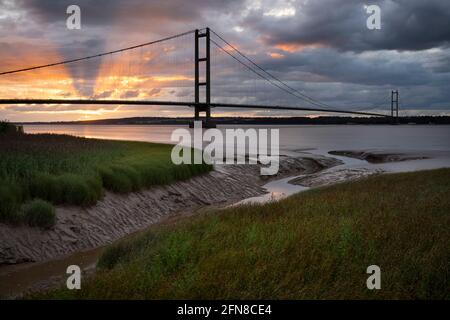 Die Humber Bridge in der Nähe von Kingston upon Hull, East Riding of Yorkshire, England, eine einspannige Hängebrücke Stockfoto