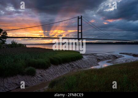 Die Humber Bridge in der Nähe von Kingston upon Hull, East Riding of Yorkshire, England, eine einspannige Hängebrücke Stockfoto