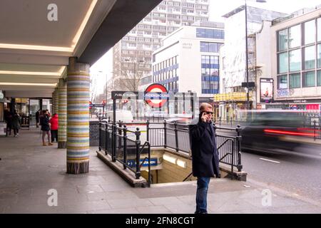 London, Mai 2021: Notting Hill Gate High Street und U-Bahn-Station in West London Stockfoto