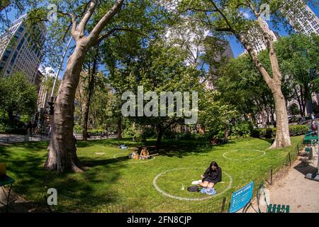 New York, USA. Mai 2021. Besucher des Madison Square Park in New York können sich an einem warmen Freitag, dem 14. Mai 2021, auf einer Liegewiese entspannen. Das CDC hat neue Richtlinien veröffentlicht, die es vollständig geimpften ermöglichen, an großen oder kleinen Aktivitäten im Innen- und Außenbereich teilzunehmen, ohne eine Maske oder soziale Distanzierung zu tragen. (Foto von Richard B. Levine) Quelle: SIPA USA/Alamy Live News Stockfoto