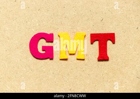 Farbe Tuch Alphabet Buchstaben in Wort GMT (Abkürzung für Greenwich Mean Time) auf Holzhintergrund Stockfoto
