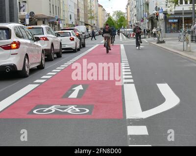 Grüne Politik. Frischer Fahrradweg, rot gefärbt, für sicheres Fahrradfahren im Universitätsviertel münchen. Stockfoto