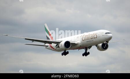 Emirates Boeing 777-300ER landet an einem bewölkten Frühlingstag auf dem Chicago O'Hare International Airport. Der Flug begann in Dubai. Stockfoto