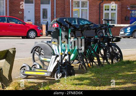 Eine Bucht mit mehrstufigen E-Scootern im Yorker Vorort Southbank. Stockfoto