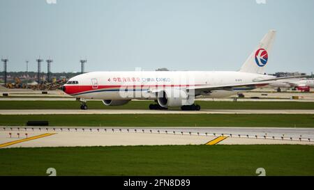 China Cargo Boeing 777F Taxis auf der Start- und Landebahn nach der Landung am Chicago O'Hare International Airport. Stockfoto