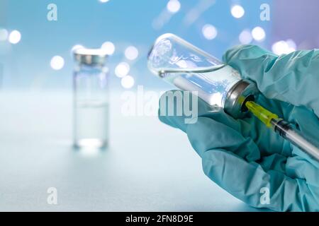 Arzt, Krankenschwester, Wissenschaftler, Forscher Hand in blauen Handschuhen halten Grippe, Masern, Coronavirus-Impfstoff-Krankheit Vorbereitung für menschliche klinische Studien Stockfoto