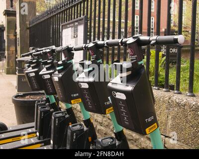 Eine Bucht mit mehrstufigen E-Scootern und E-Bikes neben den ratsbüros im Zentrum von York, North Yorkshire. Stockfoto