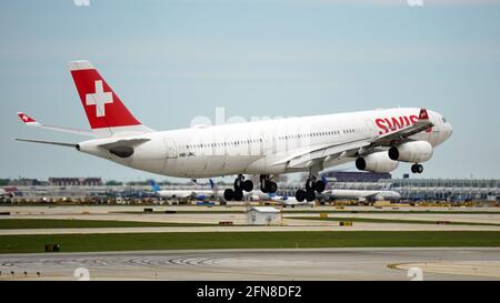 Swiss Air Airbus A340 landet an einem bewölkten Tag auf dem Chicago O'Hare International Airport. Stockfoto