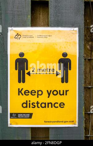 Galloway, Schottland - 23. Dezember 2020: Forest and Land Scotland COVID-19 Warnschild zur 2 Meter langen sozialen Distanz Stockfoto