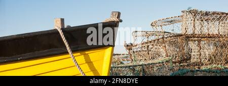 Panorama zeigt Bogen von kleinen hölzernen Küstenfischerboot mit Krabben- und Hummertöpfe Stockfoto