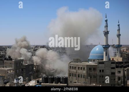 Gaza. Mai 2021. Rauchwolken nach einem israelischen Luftangriff auf ein Haus sind in der Stadt Rafah im südlichen Gazastreifen am 15. Mai 2021 zu sehen. Quelle: Khaled Omar/Xinhua/Alamy Live News Stockfoto