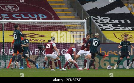 Burnley, Großbritannien. Mai 2021. Ezgjan Alioski von Leeds United schießt, was zu ihrem zweiten Tor führt, nachdem Jack Harrison von Leeds United (r) während des Premier League-Spiels in Turf Moor, Burnley, ihn ins Tor gelenkt hat. Bildnachweis sollte lauten: Darren Staples/Sportimage Credit: Sportimage/Alamy Live News Stockfoto