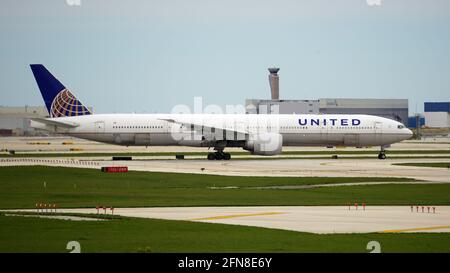 Die Boeing 777-300 von United Airlines führt nach der Landung am internationalen Flughafen Chicago O'Hare die Landebahn entlang. Stockfoto