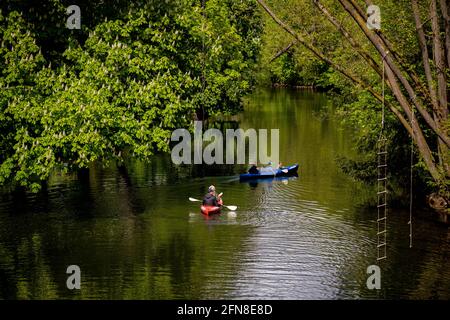 Braunschweig, Deutschland. Mai 2021. Die Eltern sind mit ihren Kindern in Kanus auf der Oker unterwegs. Quelle: Moritz Frankenberg/dpa/Alamy Live News Stockfoto