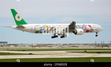 EVA Air Boeing 777 mit der „Hand in Hand“-Lackierung der Hello Kitty Sanrio Family landet eine Woche vor der Pensionierung der Lackierung in Chicago O'Hare. Stockfoto