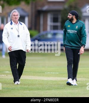 London, Großbritannien. 15. Mai 2021 Ex-England International Cricketspieler Monty Panesar spielt für den Twickenham Cricket Club, während er für einen MA in Sportjournalismus am St Mary's University College, Twickenham, studiert. Andrew Fosker / Alamy Live News Stockfoto