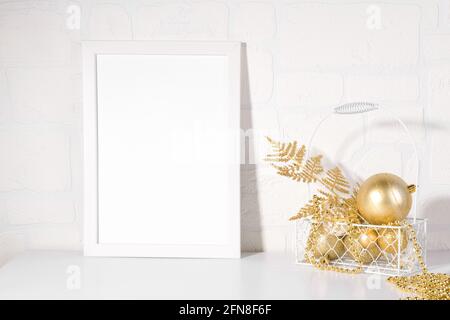 Weißer Rahmen-Mockup mit Cristmas, Goldverzierung Stockfoto