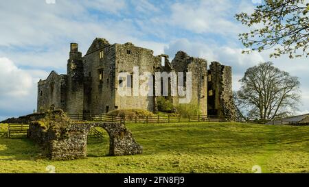 Barden Tower (Sonnenlicht auf der wunderschönen historischen antiken Ruine, Steinbogen und blauer Himmel) - landschaftlich reizvoller ländlicher Bolton Abbey Estate, Yorkshire Dales, England, Großbritannien. Stockfoto