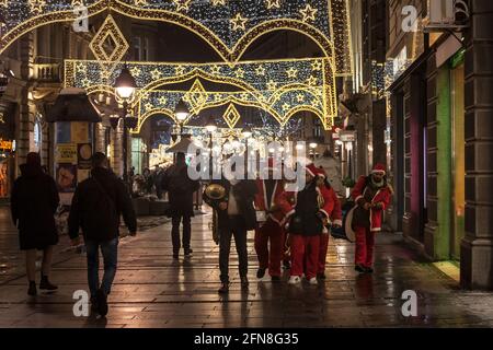 Bild einer Gruppe von roma, die während der weihnachtszeit in den Straßen von Belgrad, Serbien, Musik spielen und singen. Es ist ein Stockfoto