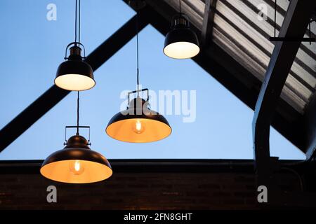 Innenbeleuchtung Dekoration Loft Haus Dach hängenden Glühbirne Retro Vintage industriellen Stil. Stockfoto