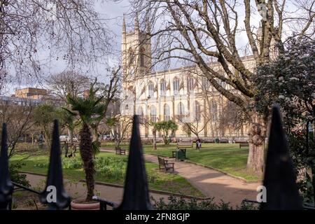 London - St. Lukes und Christchurch. Wunderschöne Park- und Kirchenszene in Chelsea, Stockfoto